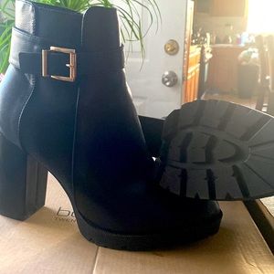 Boots from boohoo in a size 10 never worn only when I tried them on.